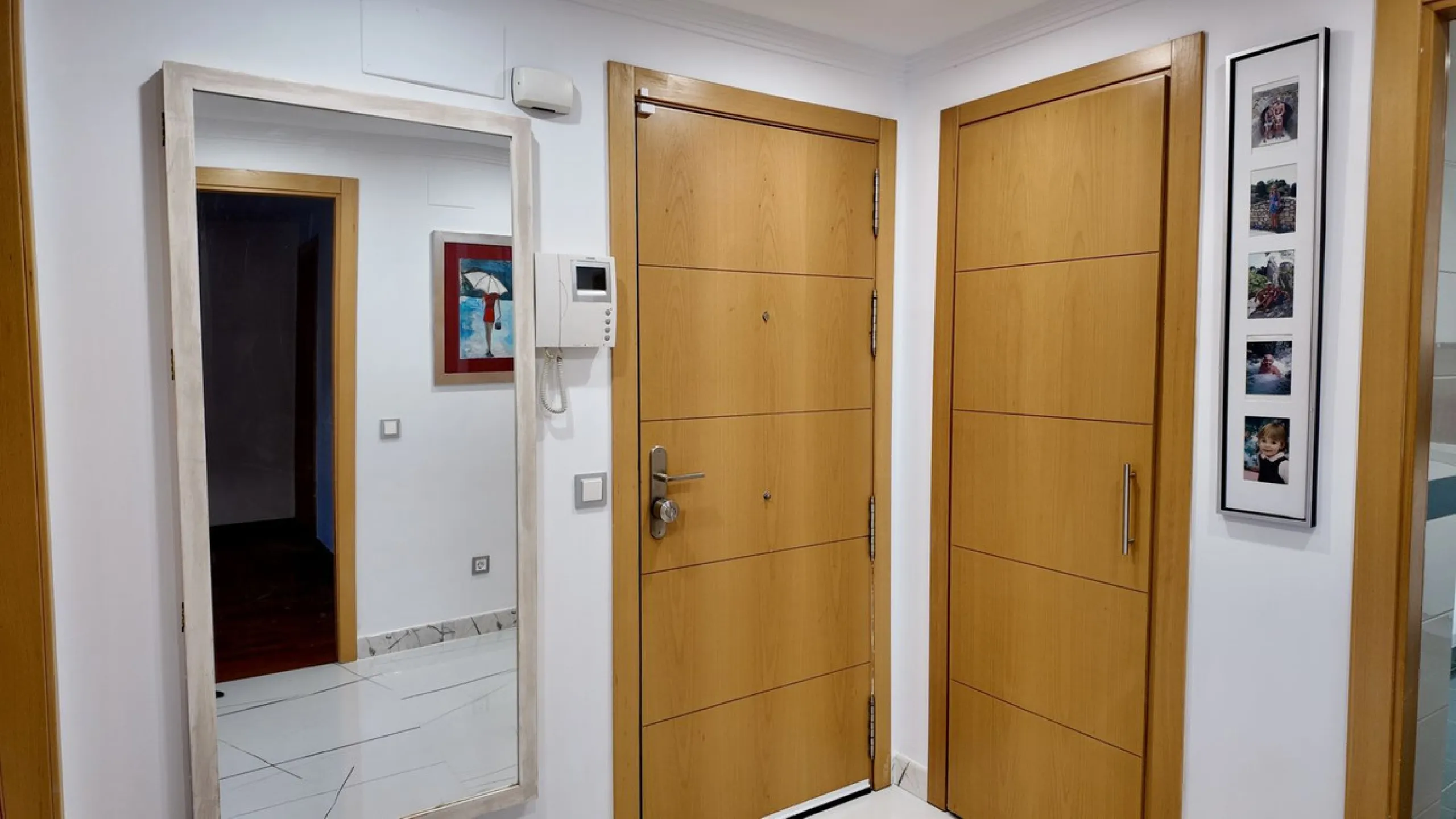 This 102 m² interior apartment, fully renovated in 2025, is situated in a quiet and well-maintained residential urbanisation, offering high-quality communal facilities.