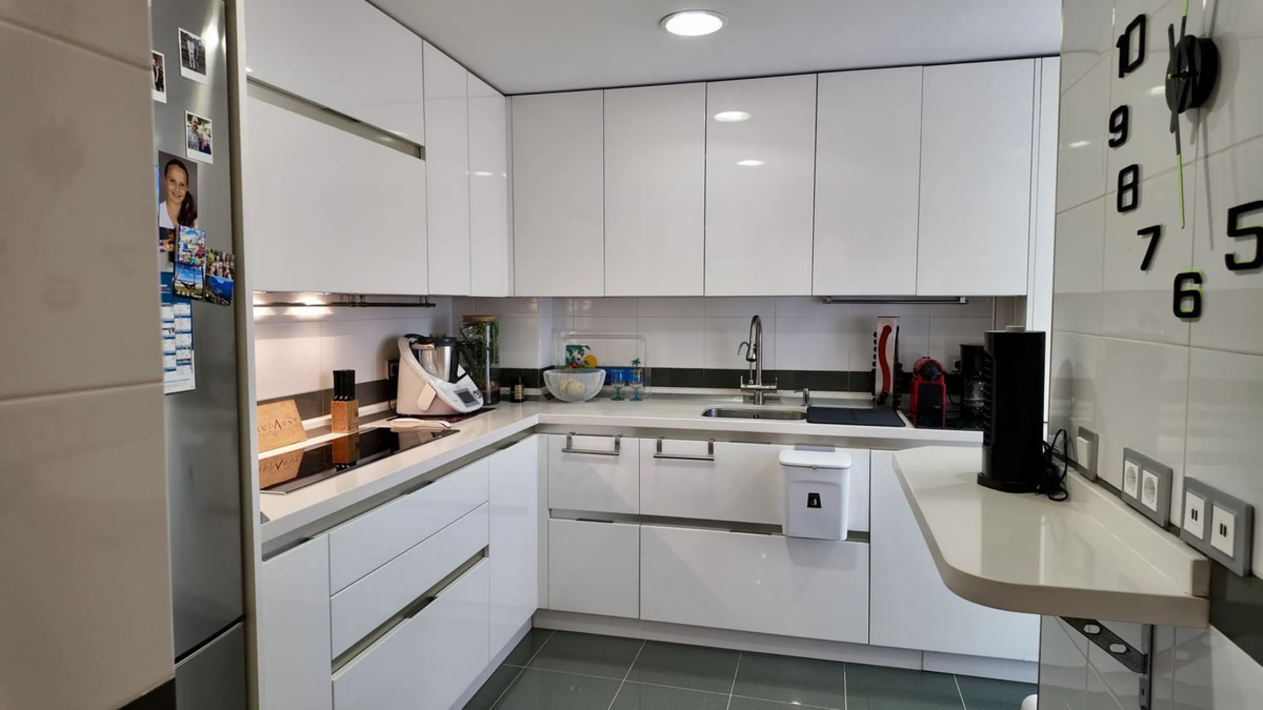 This 102 m² interior apartment, fully renovated in 2025, is situated in a quiet and well-maintained residential urbanisation, offering high-quality communal facilities.