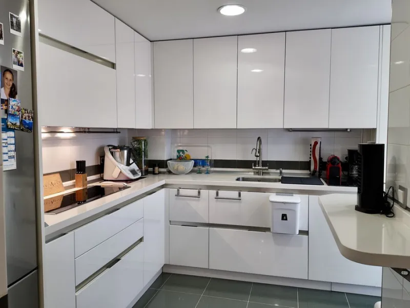 This 102 m² interior apartment, fully renovated in 2025, is situated in a quiet and well-maintained residential urbanisation, offering high-quality communal facilities.