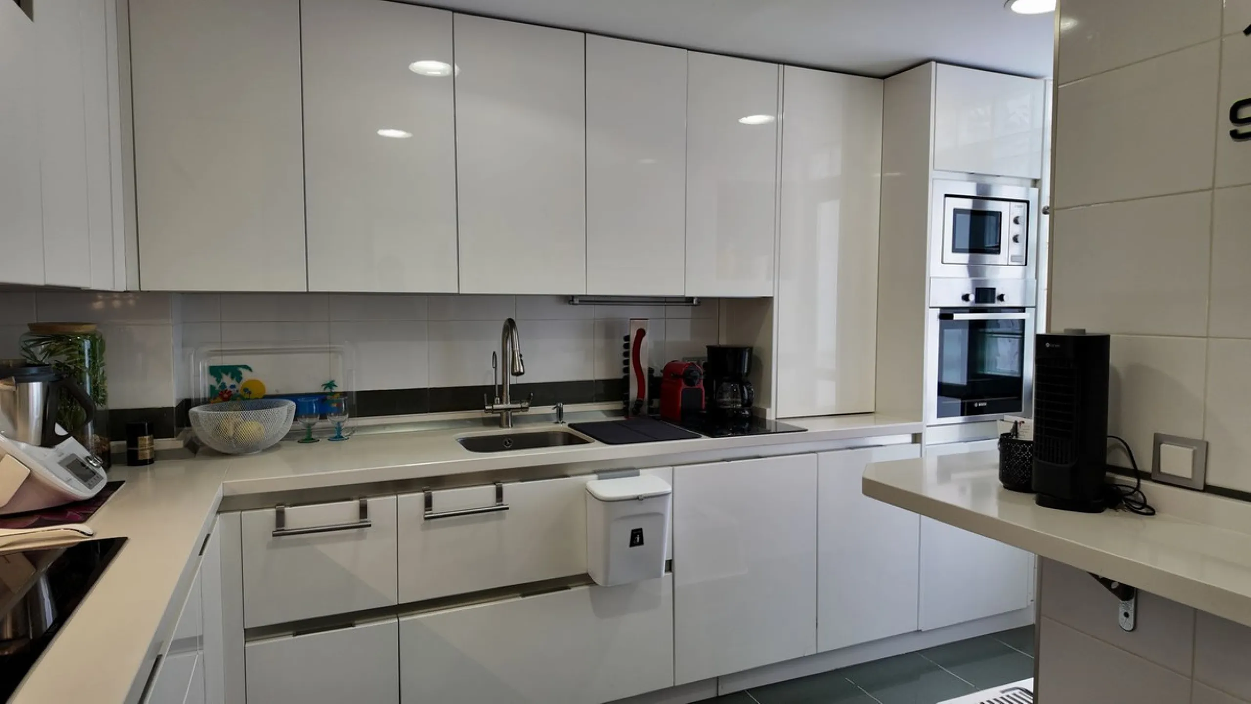 This 102 m² interior apartment, fully renovated in 2025, is situated in a quiet and well-maintained residential urbanisation, offering high-quality communal facilities.