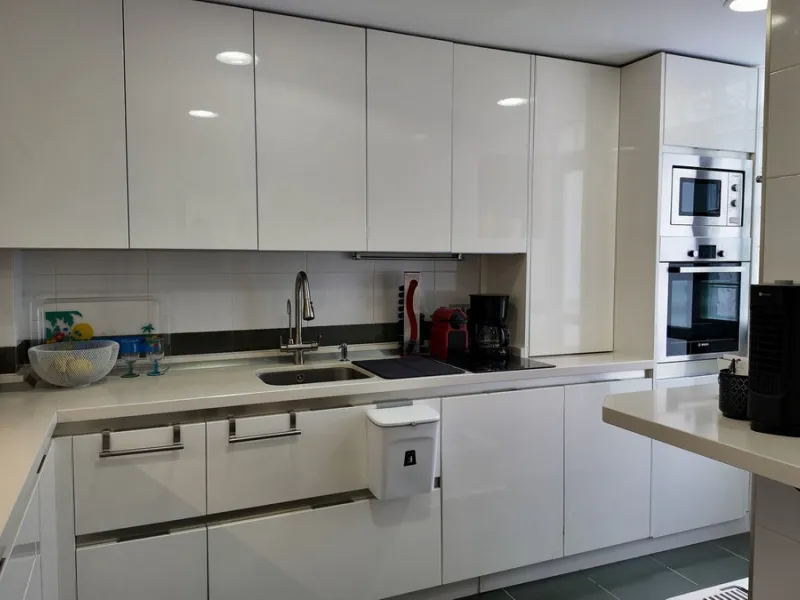This 102 m² interior apartment, fully renovated in 2025, is situated in a quiet and well-maintained residential urbanisation, offering high-quality communal facilities.