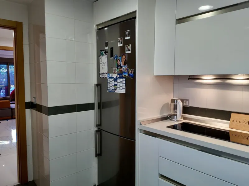 This 102 m² interior apartment, fully renovated in 2025, is situated in a quiet and well-maintained residential urbanisation, offering high-quality communal facilities.