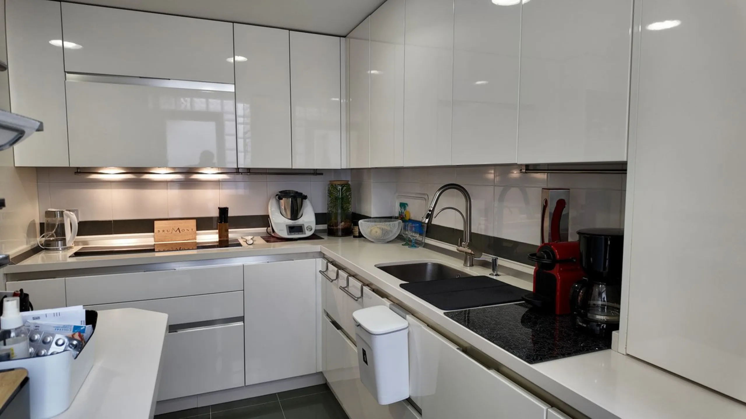 This 102 m² interior apartment, fully renovated in 2025, is situated in a quiet and well-maintained residential urbanisation, offering high-quality communal facilities.