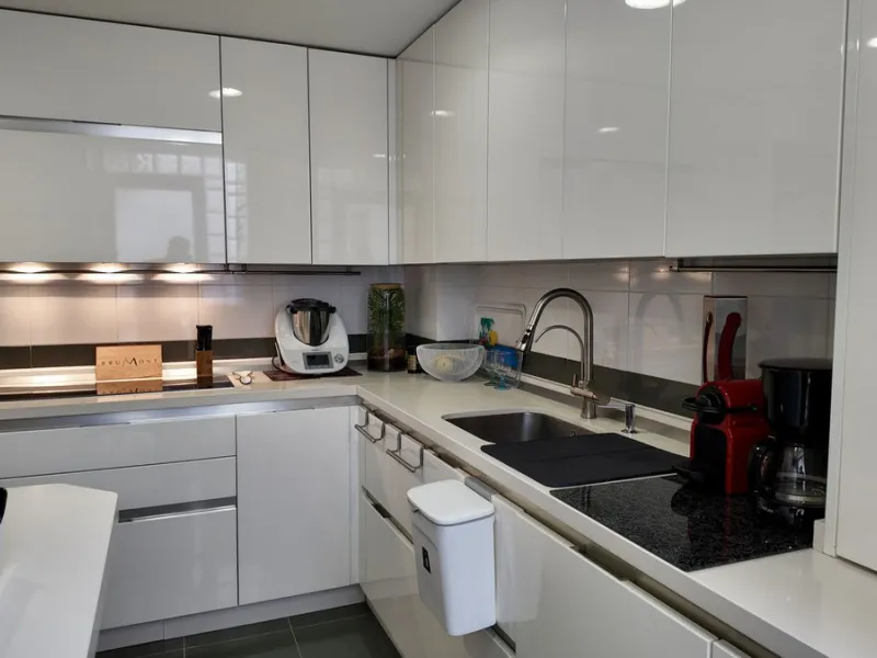 This 102 m² interior apartment, fully renovated in 2025, is situated in a quiet and well-maintained residential urbanisation, offering high-quality communal facilities.