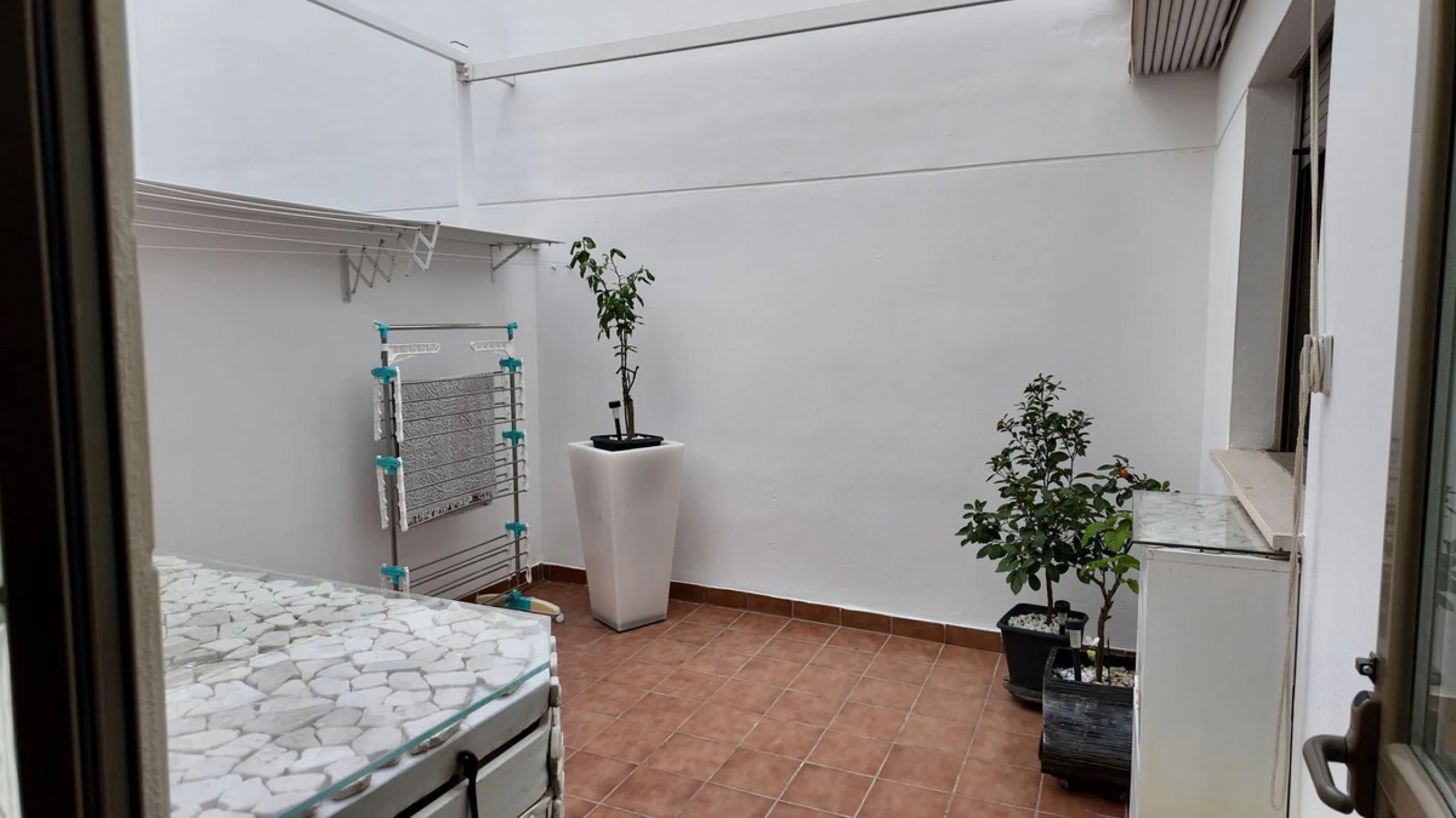 This 102 m² interior apartment, fully renovated in 2025, is situated in a quiet and well-maintained residential urbanisation, offering high-quality communal facilities.