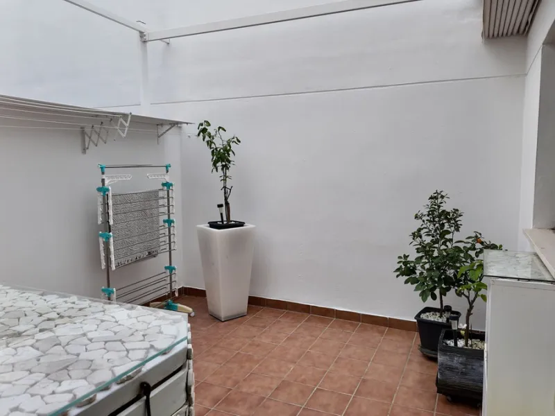 This 102 m² interior apartment, fully renovated in 2025, is situated in a quiet and well-maintained residential urbanisation, offering high-quality communal facilities.