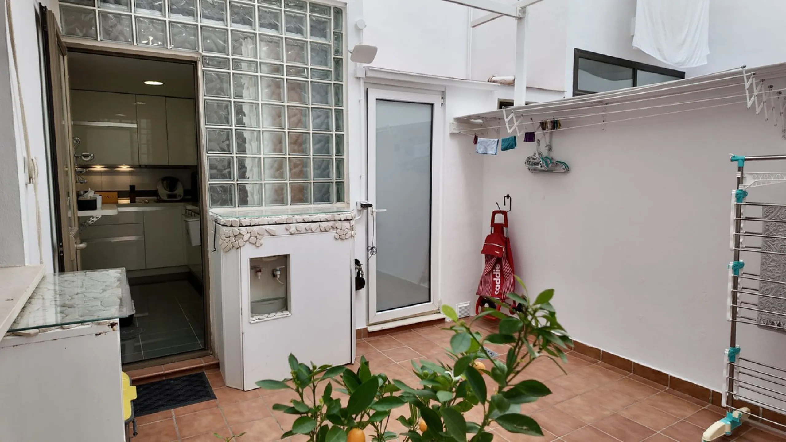 This 102 m² interior apartment, fully renovated in 2025, is situated in a quiet and well-maintained residential urbanisation, offering high-quality communal facilities.