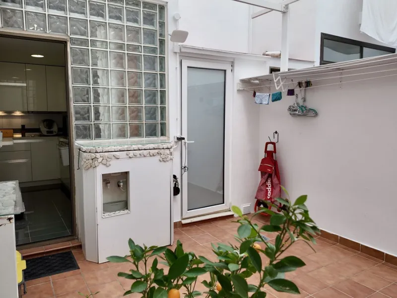 This 102 m² interior apartment, fully renovated in 2025, is situated in a quiet and well-maintained residential urbanisation, offering high-quality communal facilities.