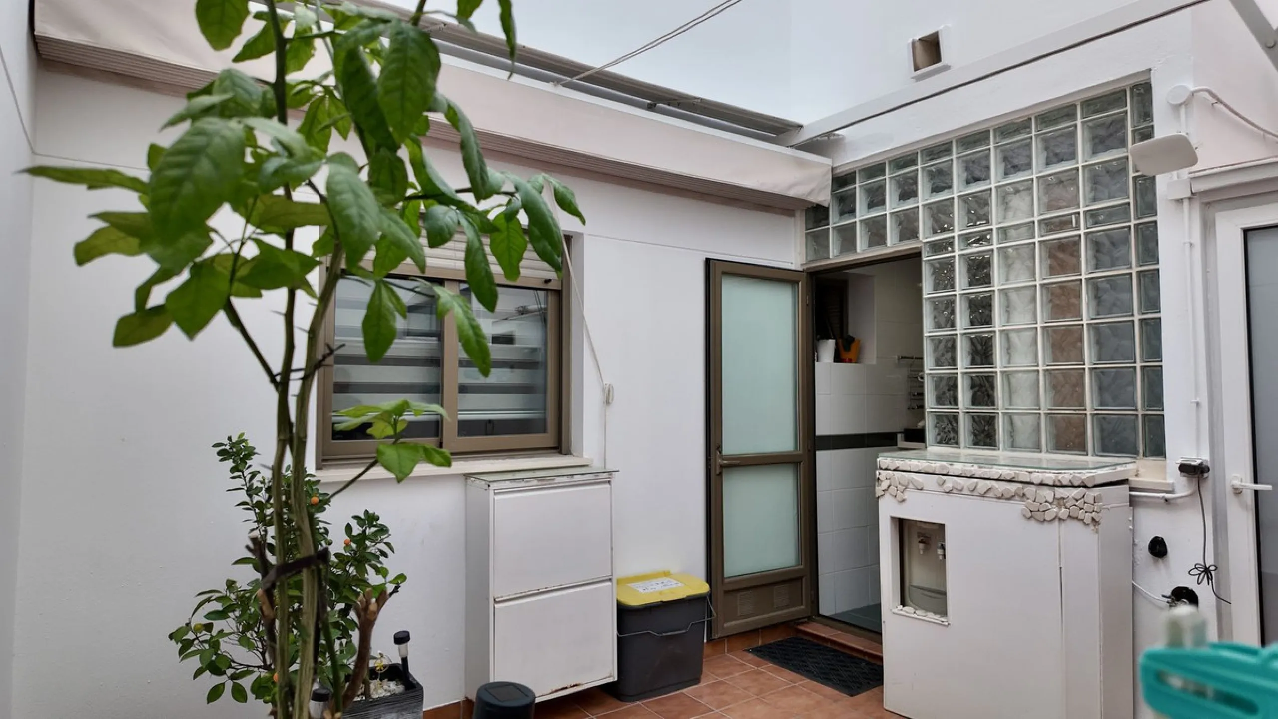 This 102 m² interior apartment, fully renovated in 2025, is situated in a quiet and well-maintained residential urbanisation, offering high-quality communal facilities.