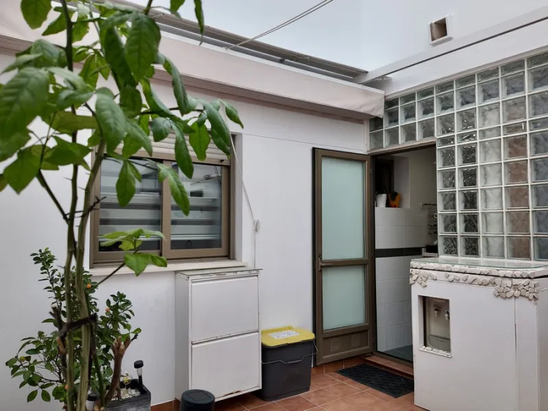 This 102 m² interior apartment, fully renovated in 2025, is situated in a quiet and well-maintained residential urbanisation, offering high-quality communal facilities.