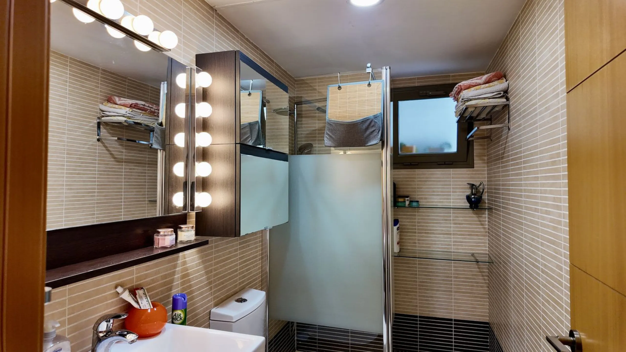 This 102 m² interior apartment, fully renovated in 2025, is situated in a quiet and well-maintained residential urbanisation, offering high-quality communal facilities.