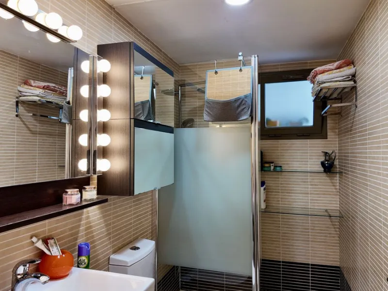 This 102 m² interior apartment, fully renovated in 2025, is situated in a quiet and well-maintained residential urbanisation, offering high-quality communal facilities.