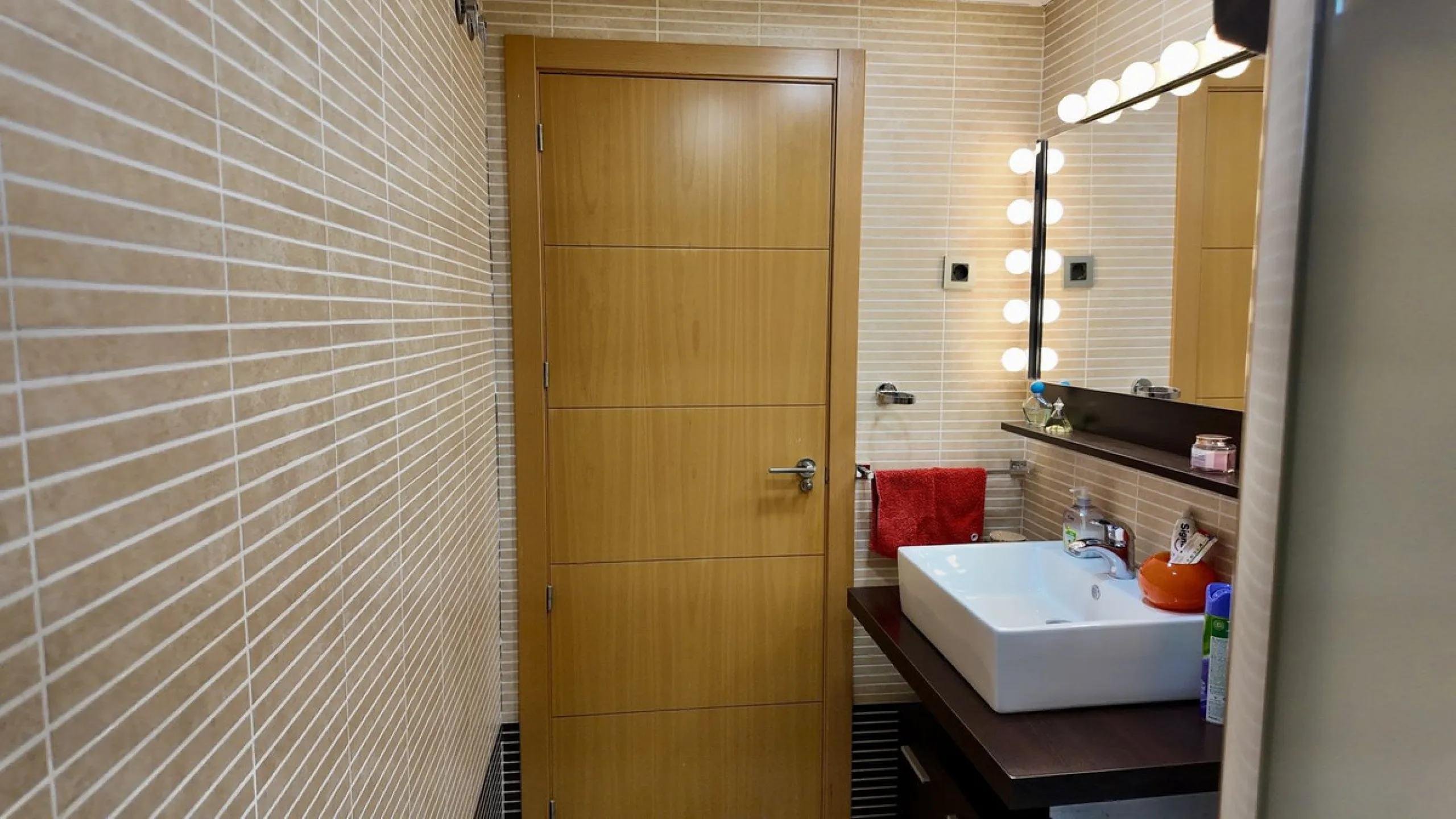 This 102 m² interior apartment, fully renovated in 2025, is situated in a quiet and well-maintained residential urbanisation, offering high-quality communal facilities.