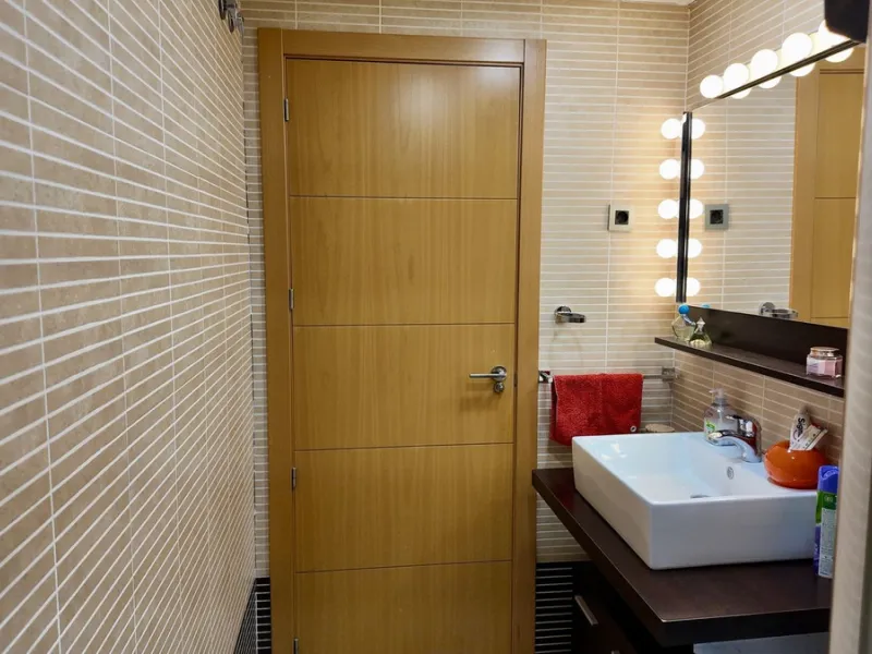 This 102 m² interior apartment, fully renovated in 2025, is situated in a quiet and well-maintained residential urbanisation, offering high-quality communal facilities.