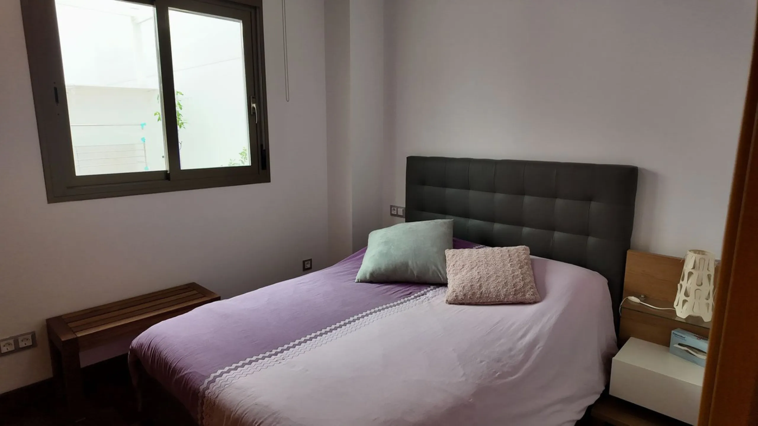 This 102 m² interior apartment, fully renovated in 2025, is situated in a quiet and well-maintained residential urbanisation, offering high-quality communal facilities.
