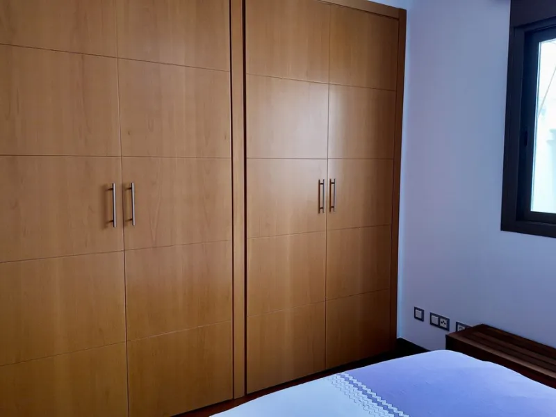 This 102 m² interior apartment, fully renovated in 2025, is situated in a quiet and well-maintained residential urbanisation, offering high-quality communal facilities.