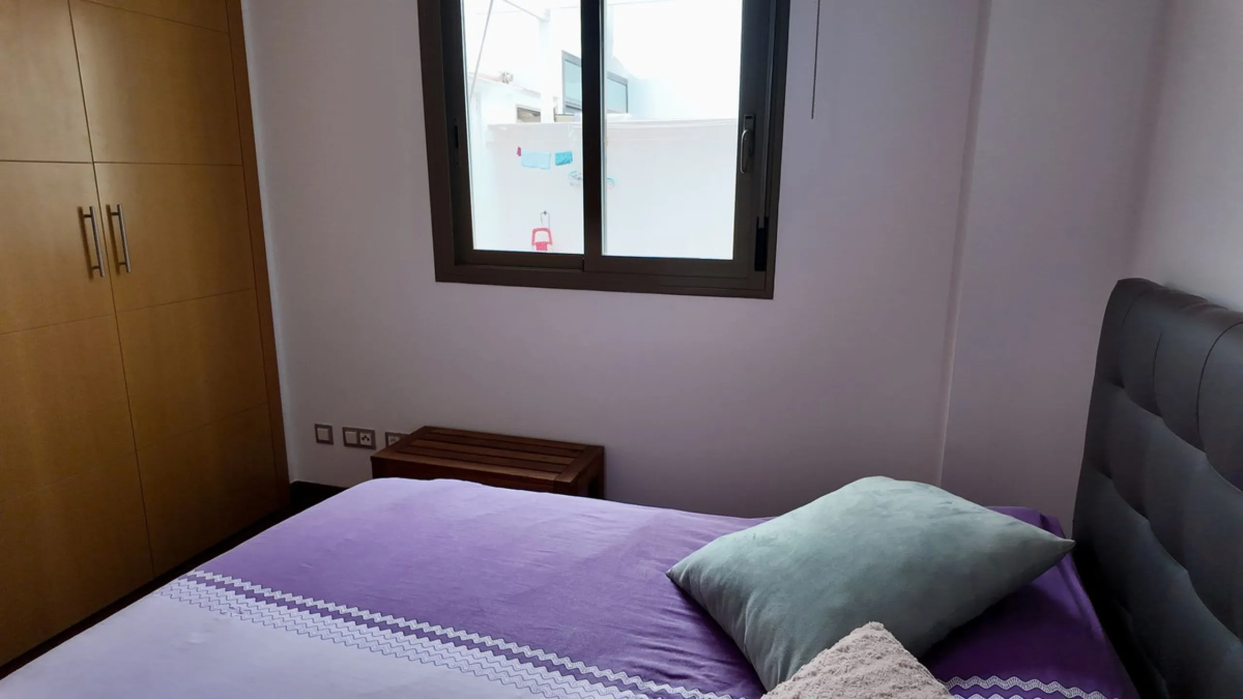 This 102 m² interior apartment, fully renovated in 2025, is situated in a quiet and well-maintained residential urbanisation, offering high-quality communal facilities.
