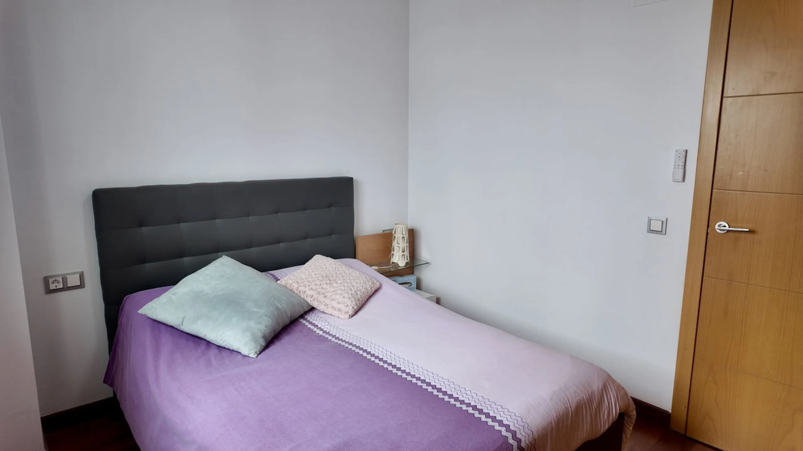 This 102 m² interior apartment, fully renovated in 2025, is situated in a quiet and well-maintained residential urbanisation, offering high-quality communal facilities.