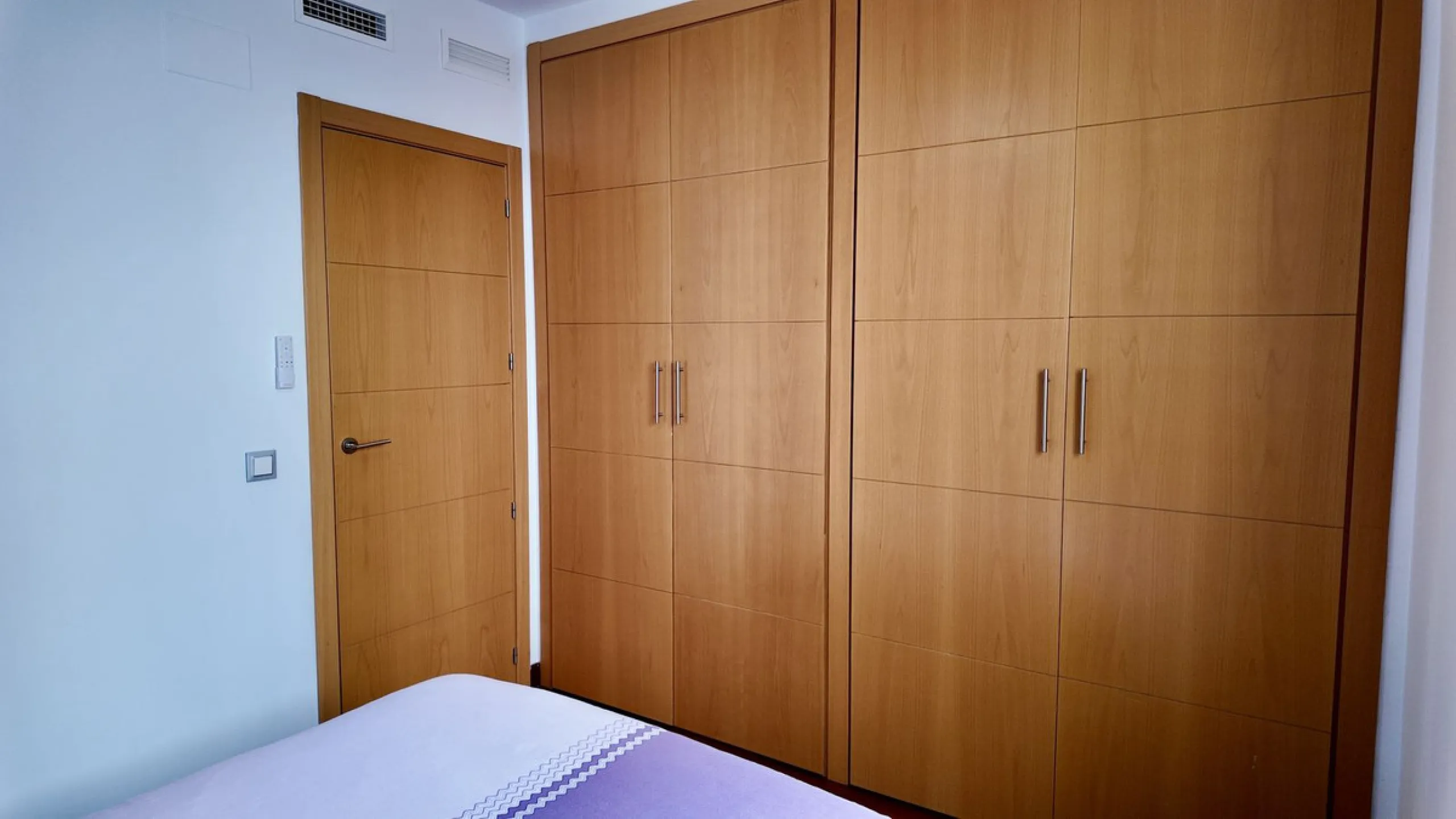 This 102 m² interior apartment, fully renovated in 2025, is situated in a quiet and well-maintained residential urbanisation, offering high-quality communal facilities.