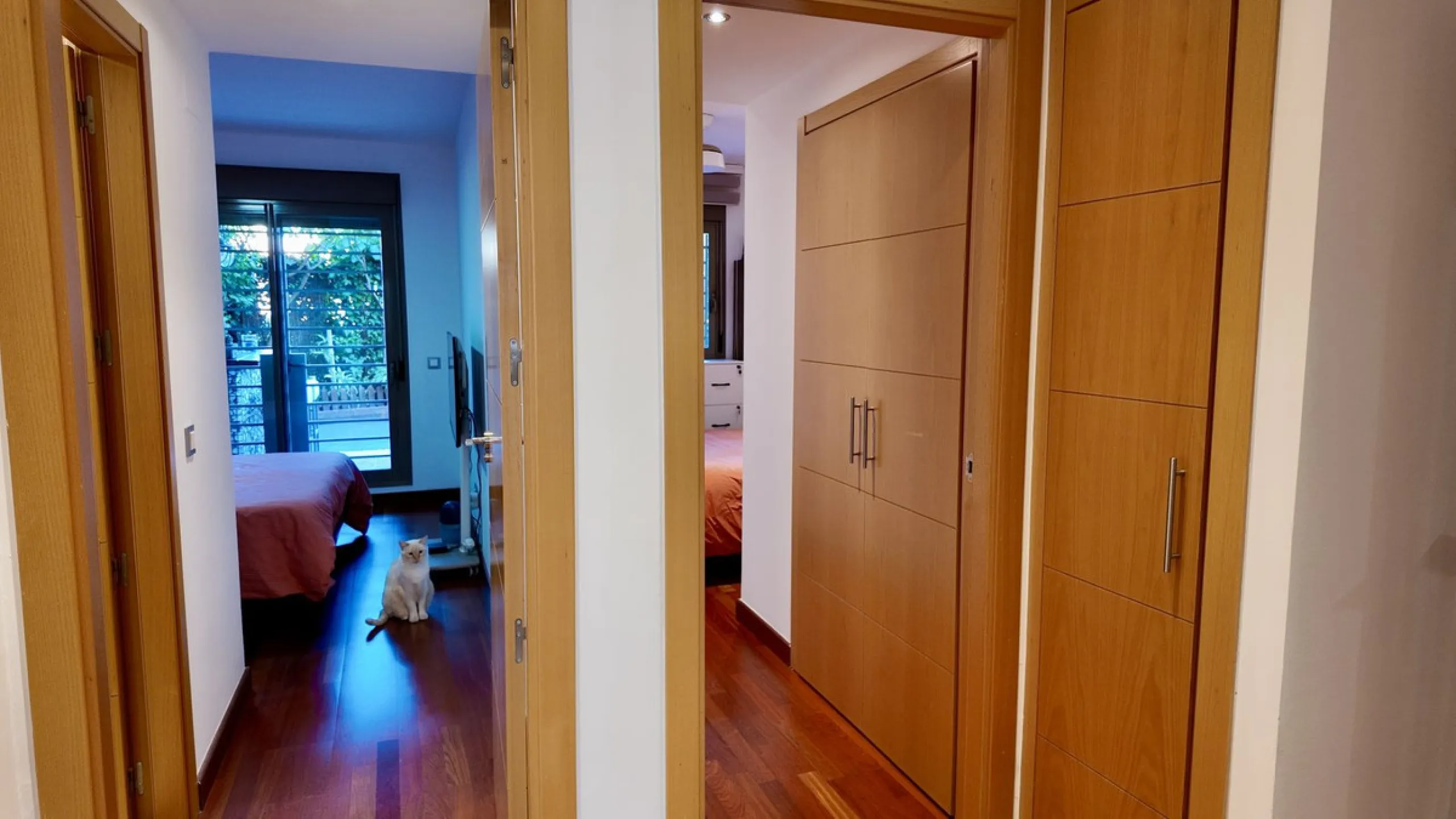 This 102 m² interior apartment, fully renovated in 2025, is situated in a quiet and well-maintained residential urbanisation, offering high-quality communal facilities.