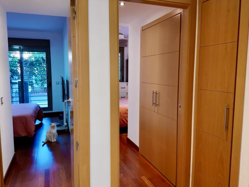 This 102 m² interior apartment, fully renovated in 2025, is situated in a quiet and well-maintained residential urbanisation, offering high-quality communal facilities.