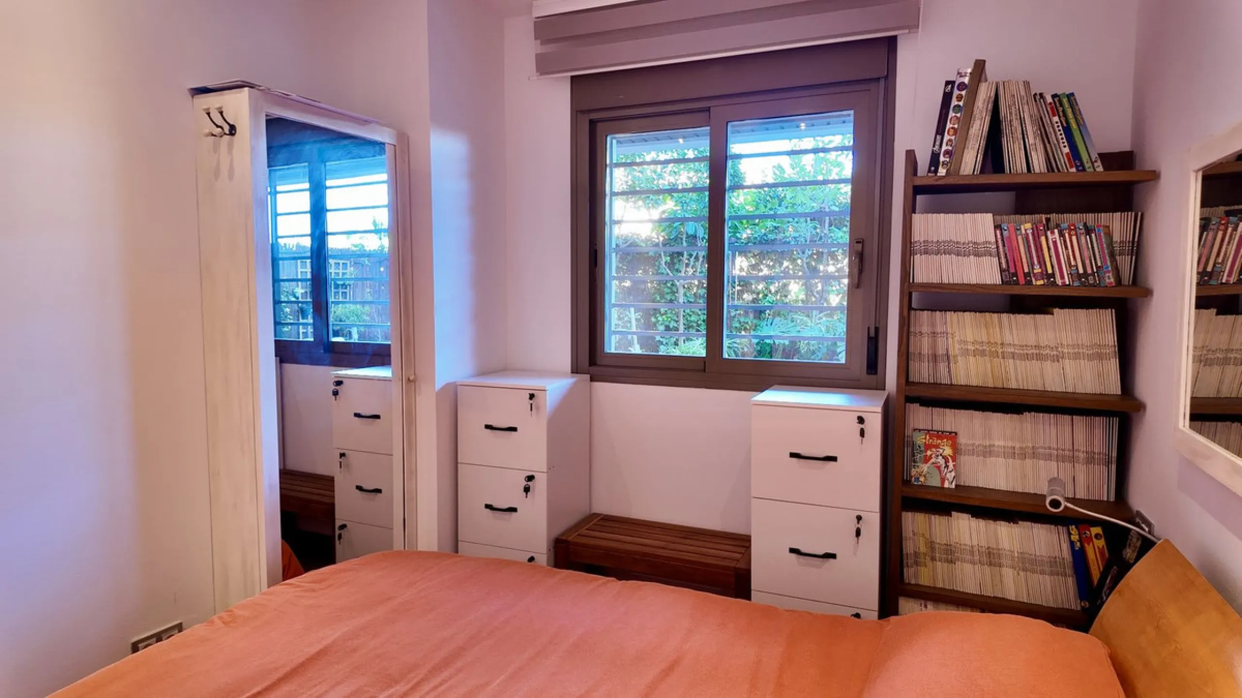 This 102 m² interior apartment, fully renovated in 2025, is situated in a quiet and well-maintained residential urbanisation, offering high-quality communal facilities.