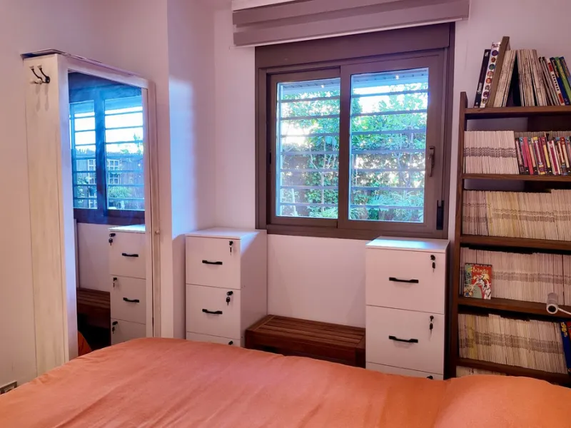 This 102 m² interior apartment, fully renovated in 2025, is situated in a quiet and well-maintained residential urbanisation, offering high-quality communal facilities.