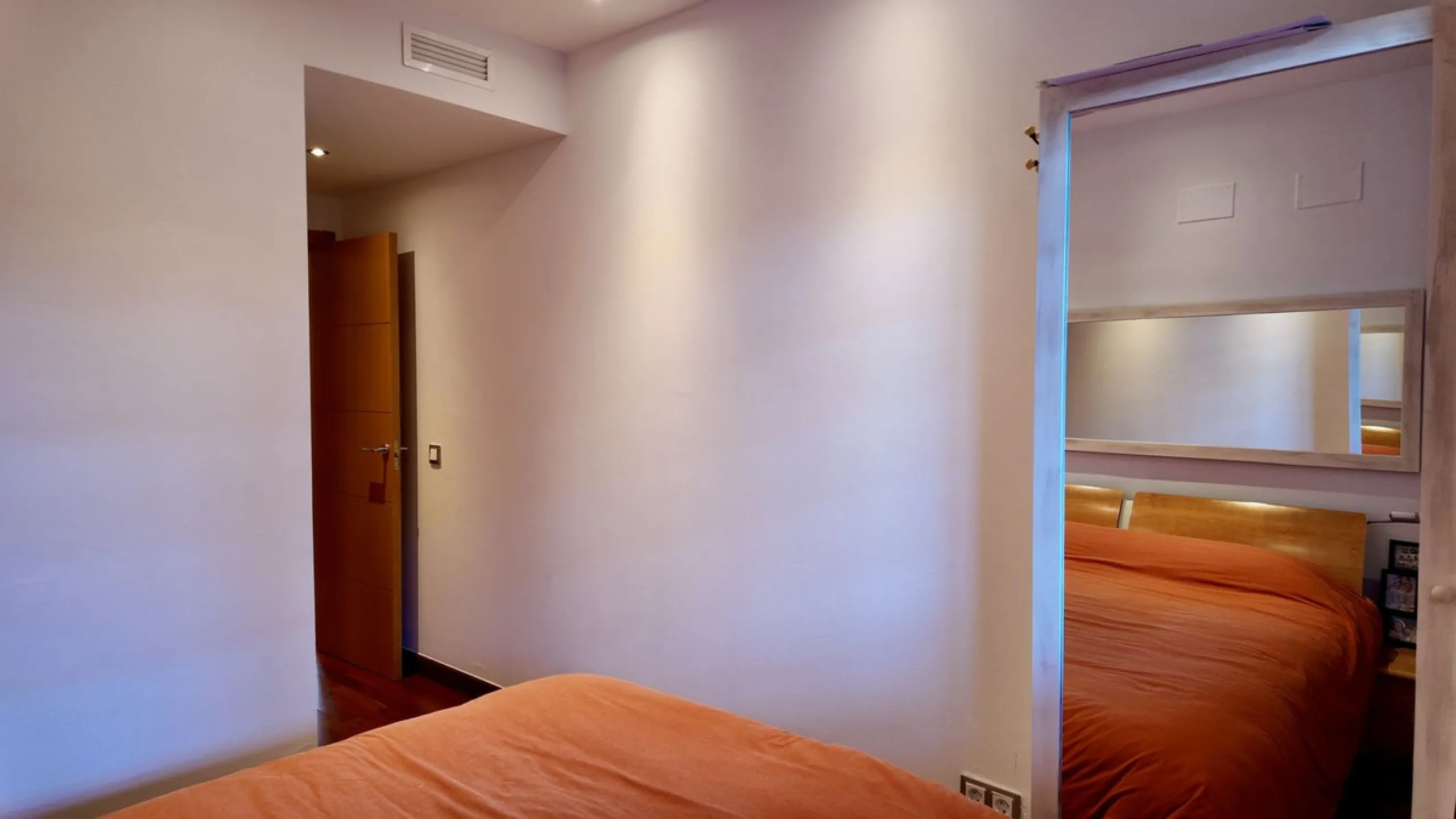 This 102 m² interior apartment, fully renovated in 2025, is situated in a quiet and well-maintained residential urbanisation, offering high-quality communal facilities.