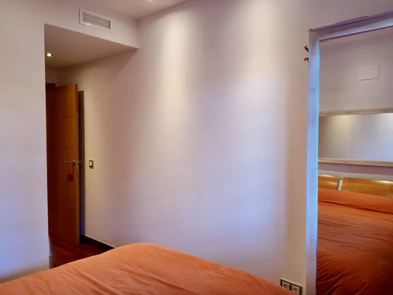 This 102 m² interior apartment, fully renovated in 2025, is situated in a quiet and well-maintained residential urbanisation, offering high-quality communal facilities.