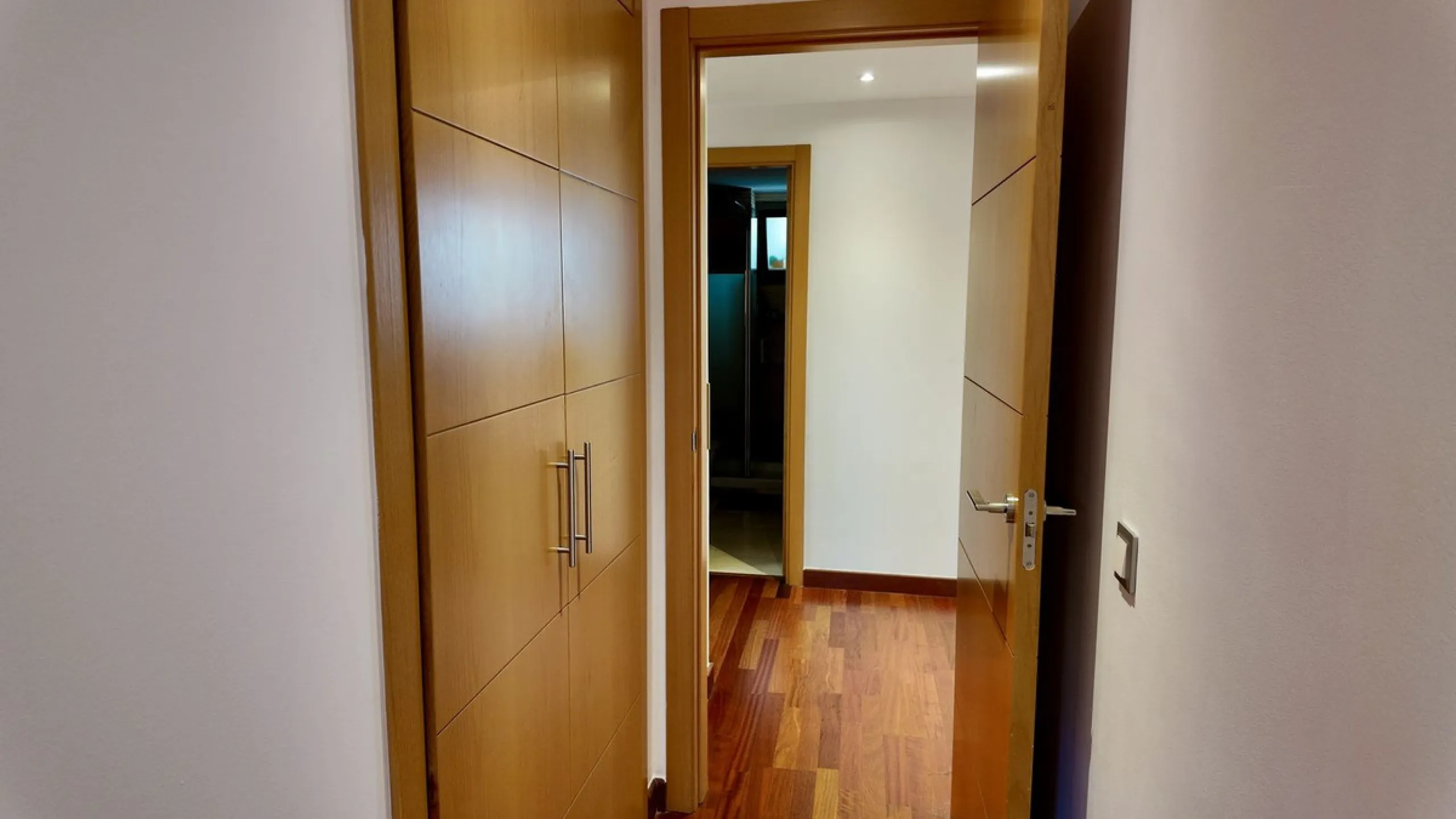 This 102 m² interior apartment, fully renovated in 2025, is situated in a quiet and well-maintained residential urbanisation, offering high-quality communal facilities.