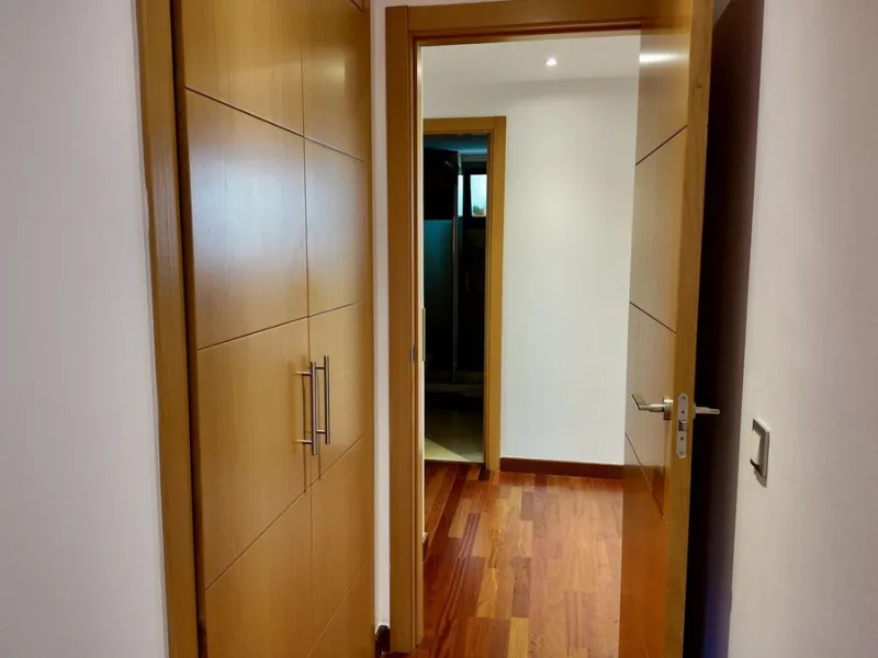 This 102 m² interior apartment, fully renovated in 2025, is situated in a quiet and well-maintained residential urbanisation, offering high-quality communal facilities.
