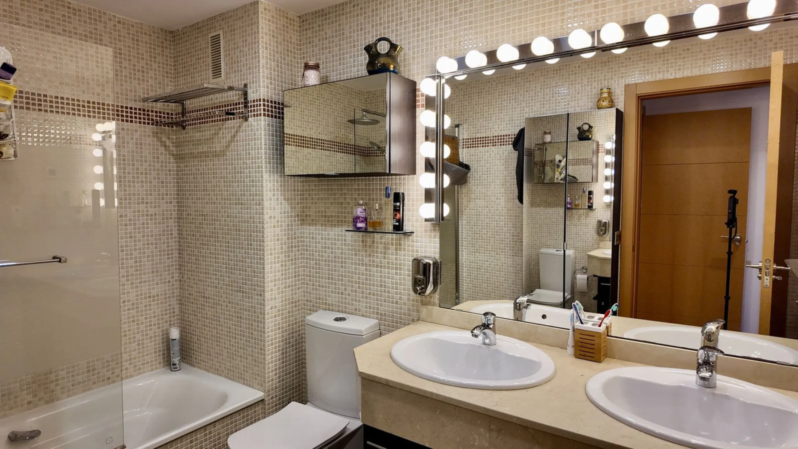 This 102 m² interior apartment, fully renovated in 2025, is situated in a quiet and well-maintained residential urbanisation, offering high-quality communal facilities.