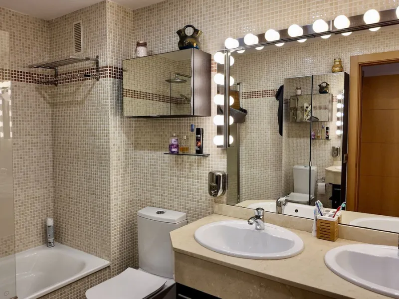 This 102 m² interior apartment, fully renovated in 2025, is situated in a quiet and well-maintained residential urbanisation, offering high-quality communal facilities.