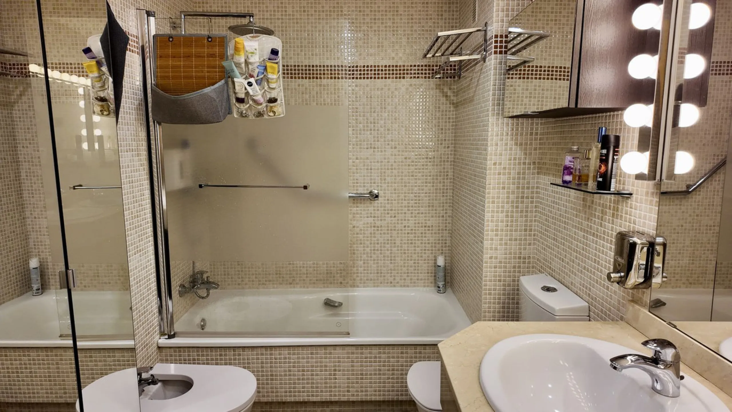This 102 m² interior apartment, fully renovated in 2025, is situated in a quiet and well-maintained residential urbanisation, offering high-quality communal facilities.