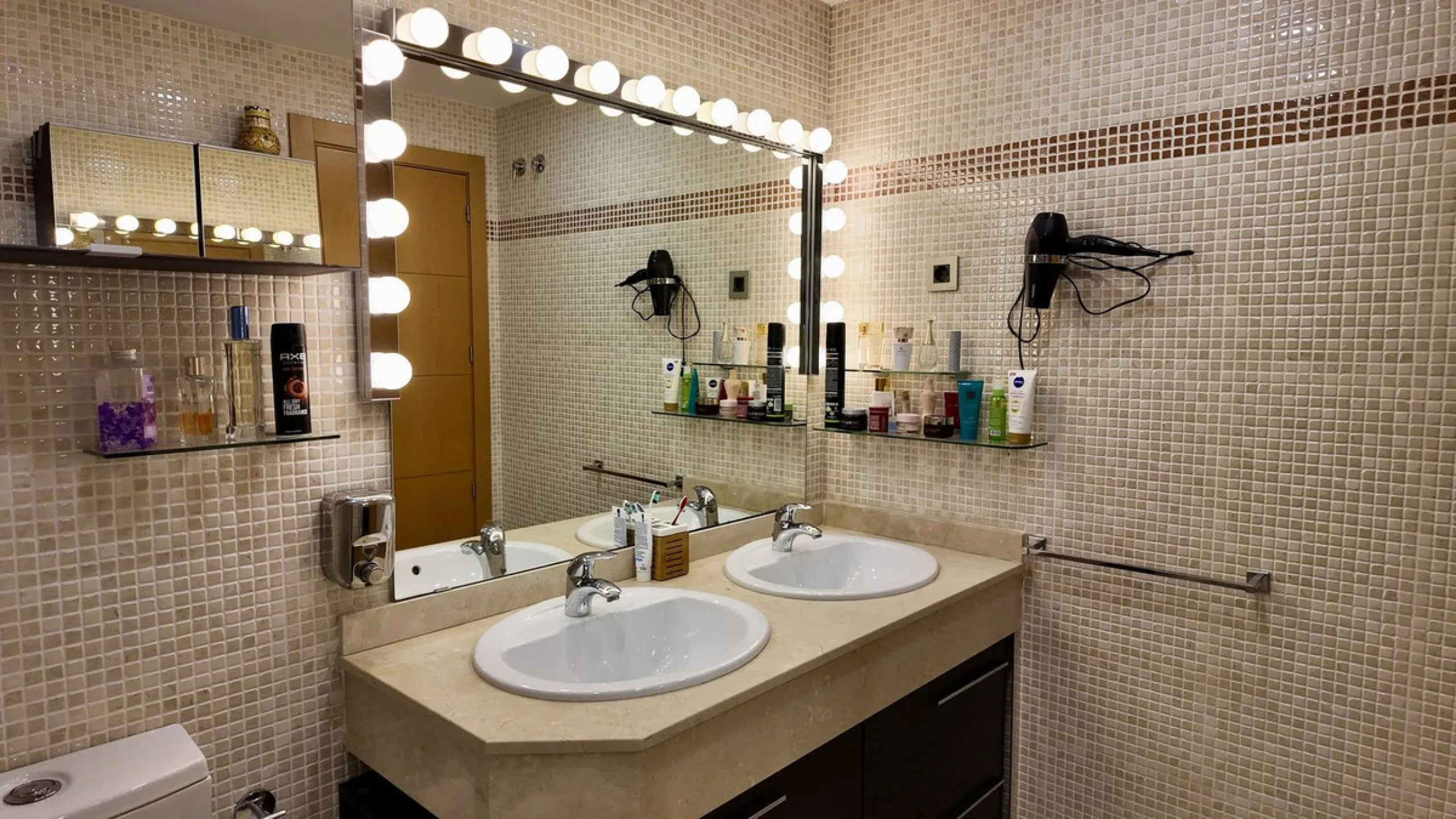 This 102 m² interior apartment, fully renovated in 2025, is situated in a quiet and well-maintained residential urbanisation, offering high-quality communal facilities.