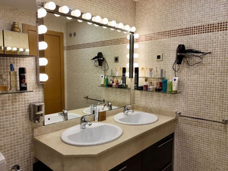 This 102 m² interior apartment, fully renovated in 2025, is situated in a quiet and well-maintained residential urbanisation, offering high-quality communal facilities.