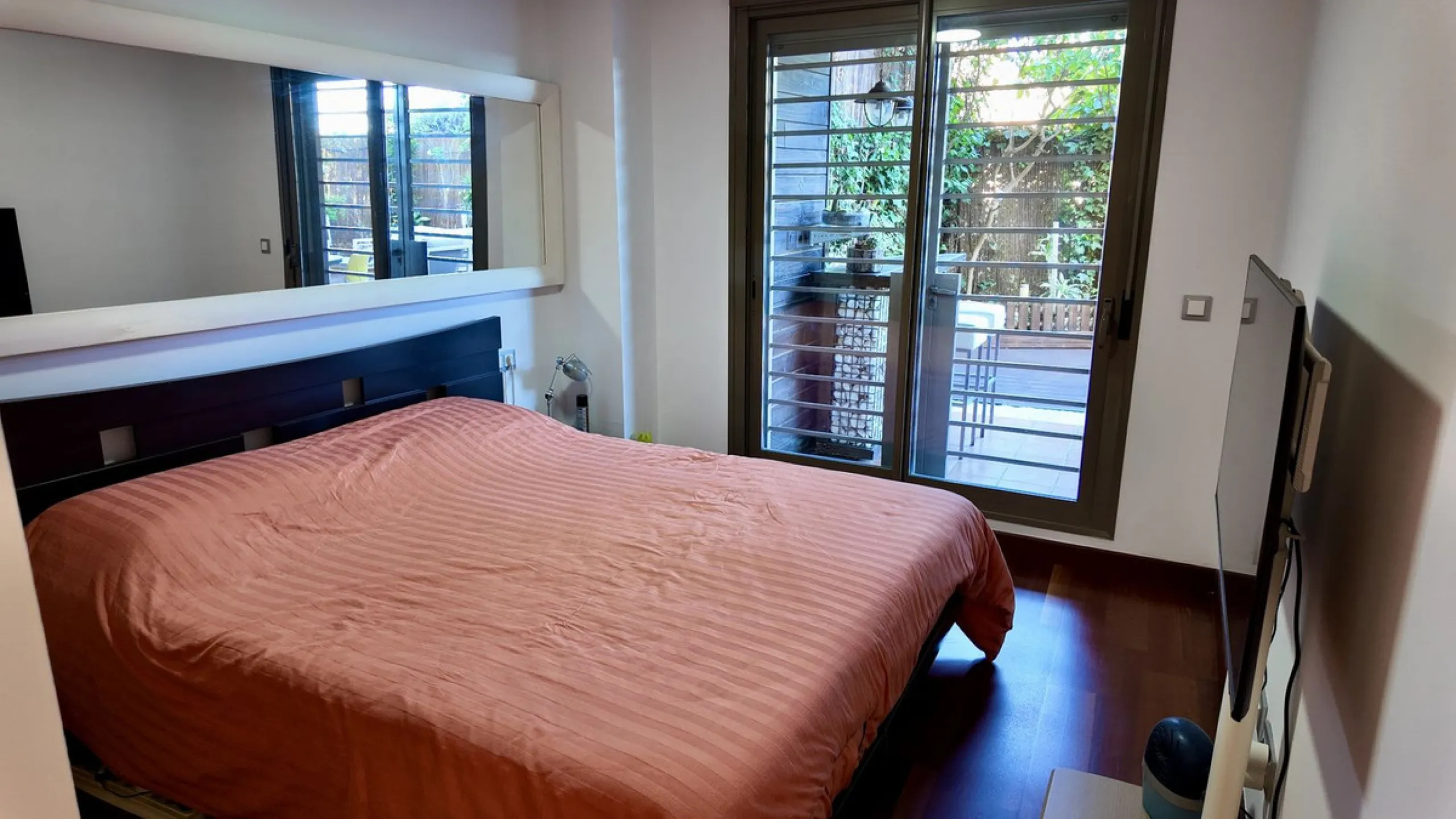 This 102 m² interior apartment, fully renovated in 2025, is situated in a quiet and well-maintained residential urbanisation, offering high-quality communal facilities.
