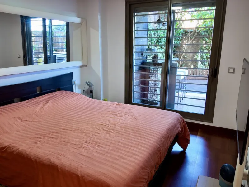 This 102 m² interior apartment, fully renovated in 2025, is situated in a quiet and well-maintained residential urbanisation, offering high-quality communal facilities.