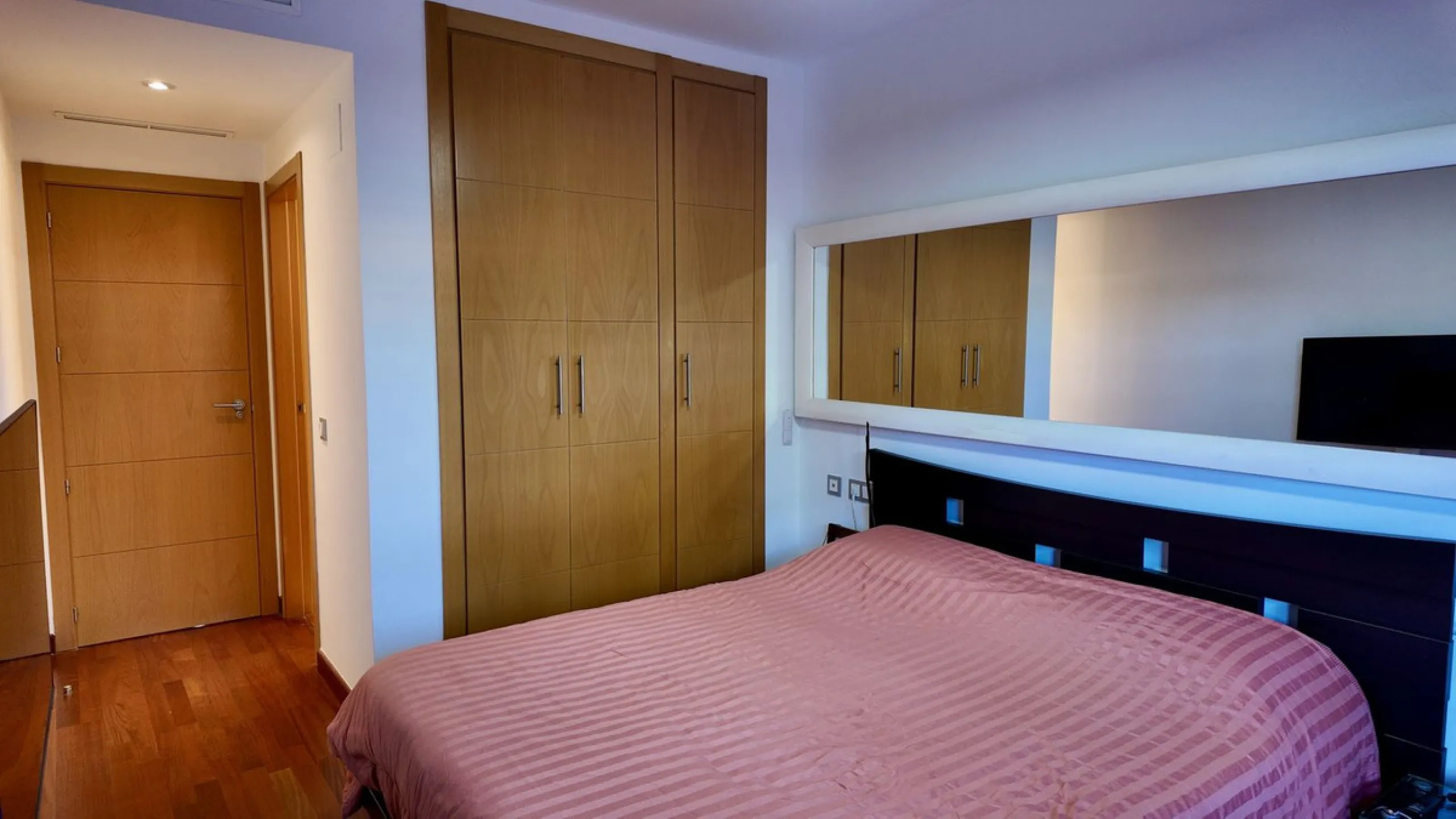 This 102 m² interior apartment, fully renovated in 2025, is situated in a quiet and well-maintained residential urbanisation, offering high-quality communal facilities.