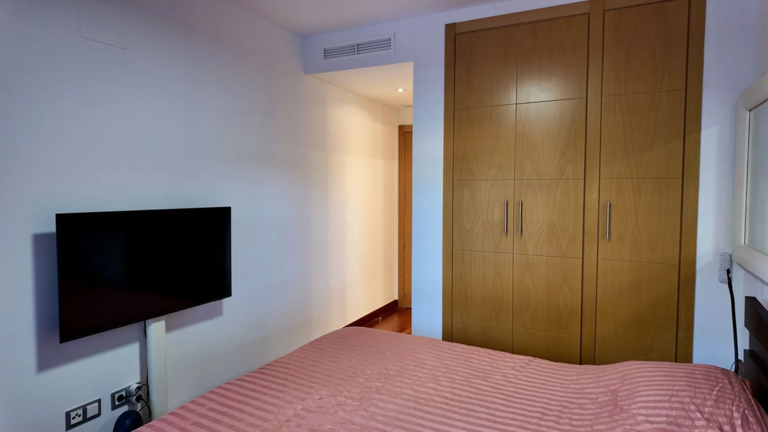 This 102 m² interior apartment, fully renovated in 2025, is situated in a quiet and well-maintained residential urbanisation, offering high-quality communal facilities.