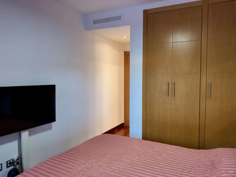 This 102 m² interior apartment, fully renovated in 2025, is situated in a quiet and well-maintained residential urbanisation, offering high-quality communal facilities.