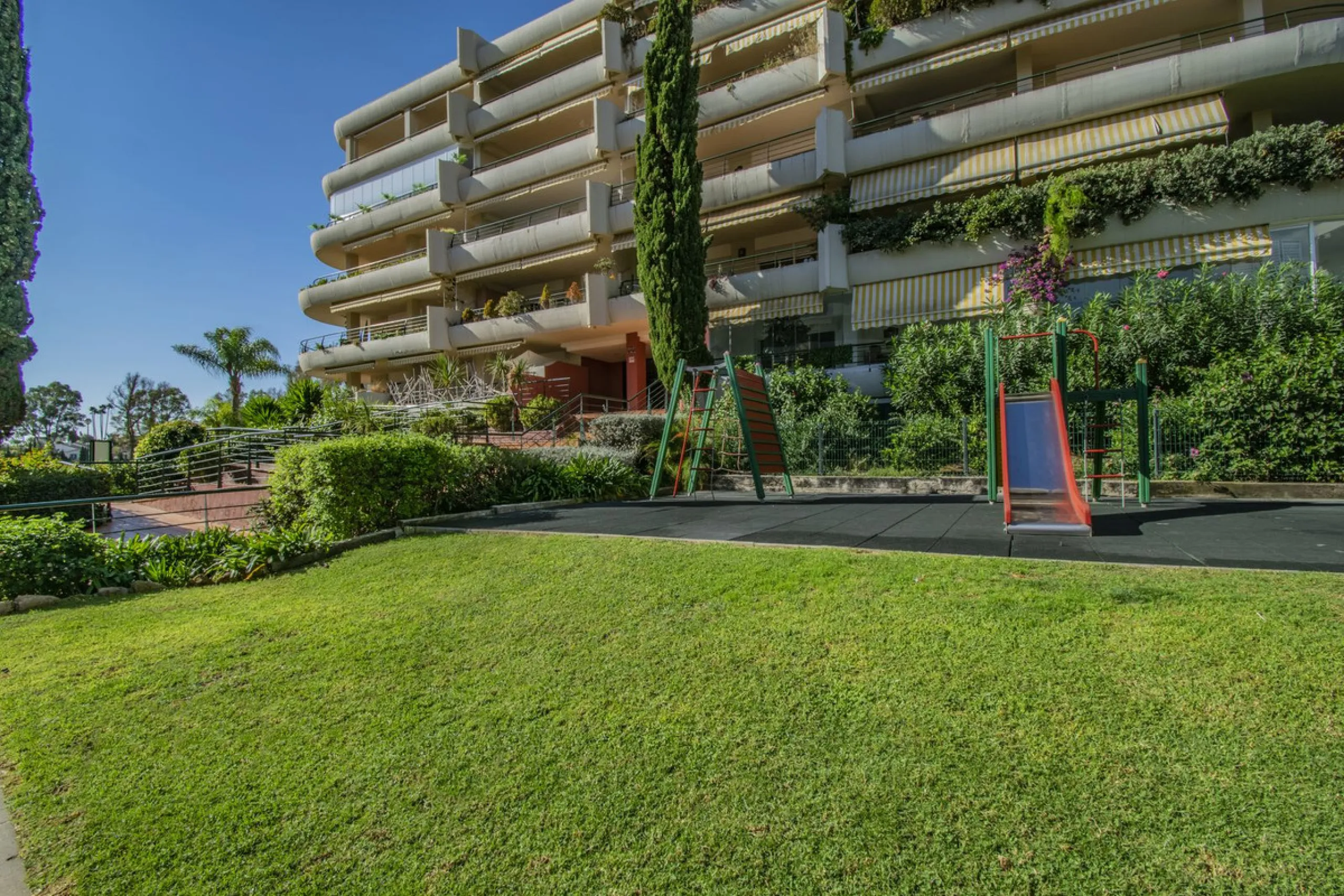LARGE PROPERTY IN GUADALMINA