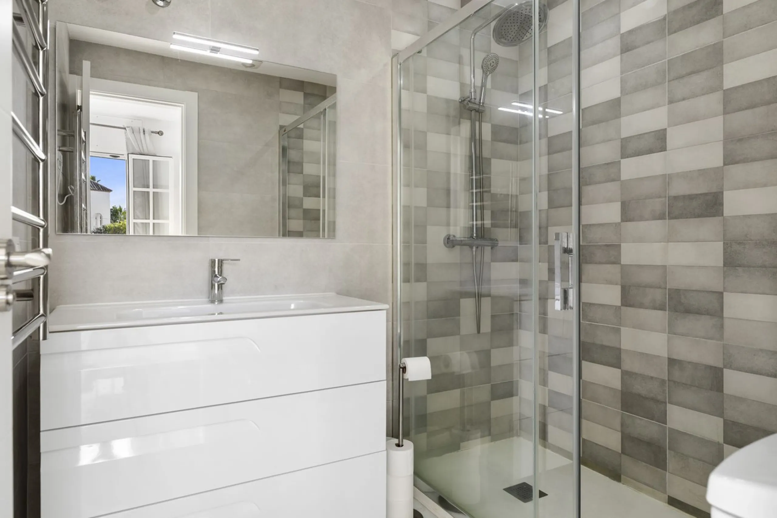 Charming Townhouse with Sea Views in a Popular Urbanisation in Bel Air