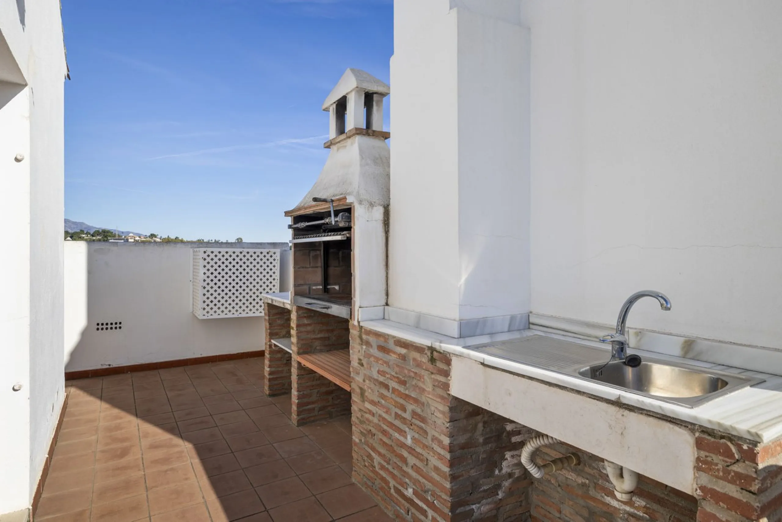 Charming Townhouse with Sea Views in a Popular Urbanisation in Bel Air