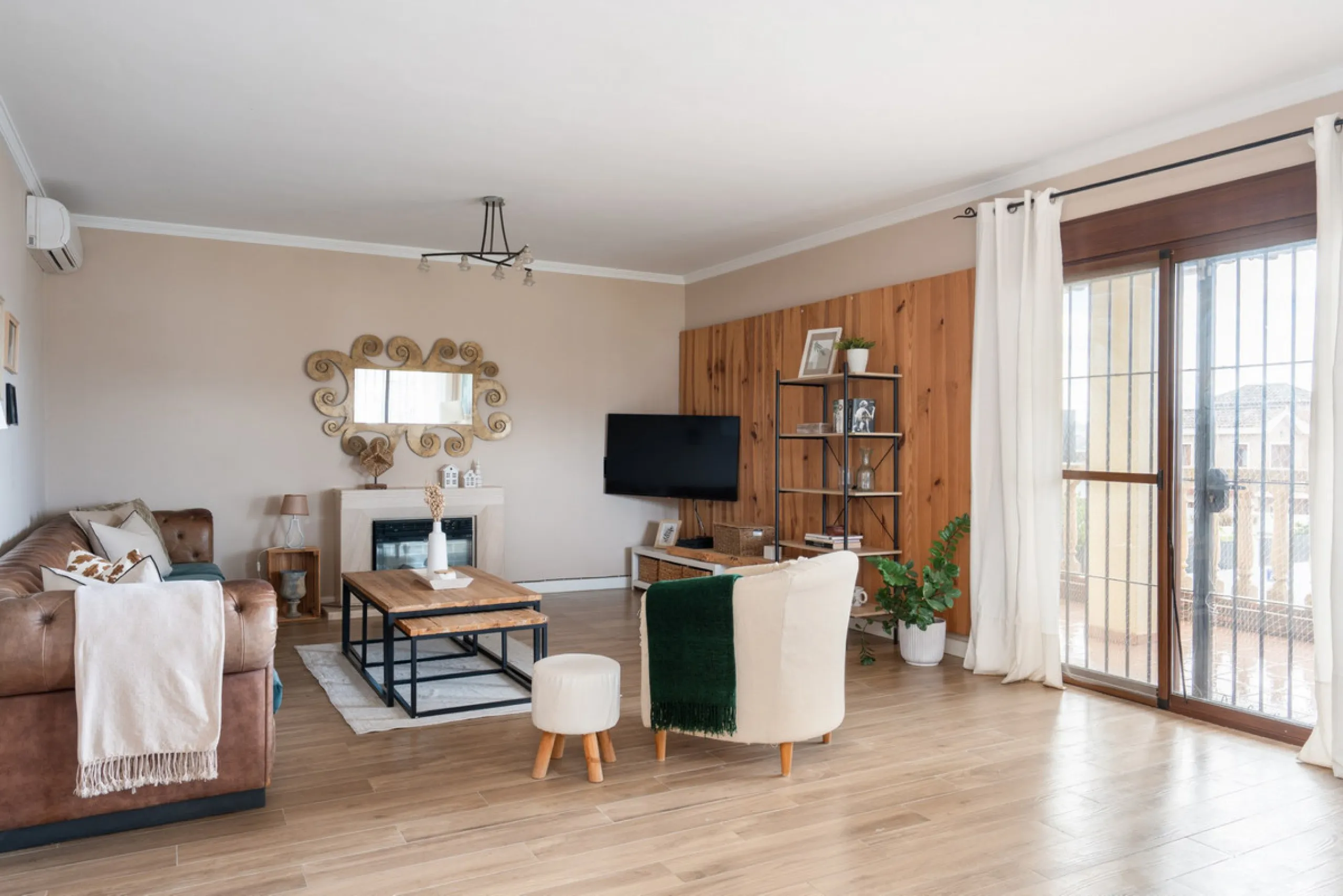 Originally designed as two semi-detached homes, the property offers outstanding adaptability and lends itself effortlessly to a variety of living arrangements — whether as a refined residence for a large family, two families or an elegant multigenerationa