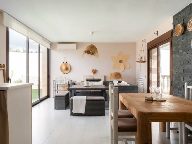 Originally designed as two semi-detached homes, the property offers outstanding adaptability and lends itself effortlessly to a variety of living arrangements — whether as a refined residence for a large family, two families or an elegant multigenerationa
