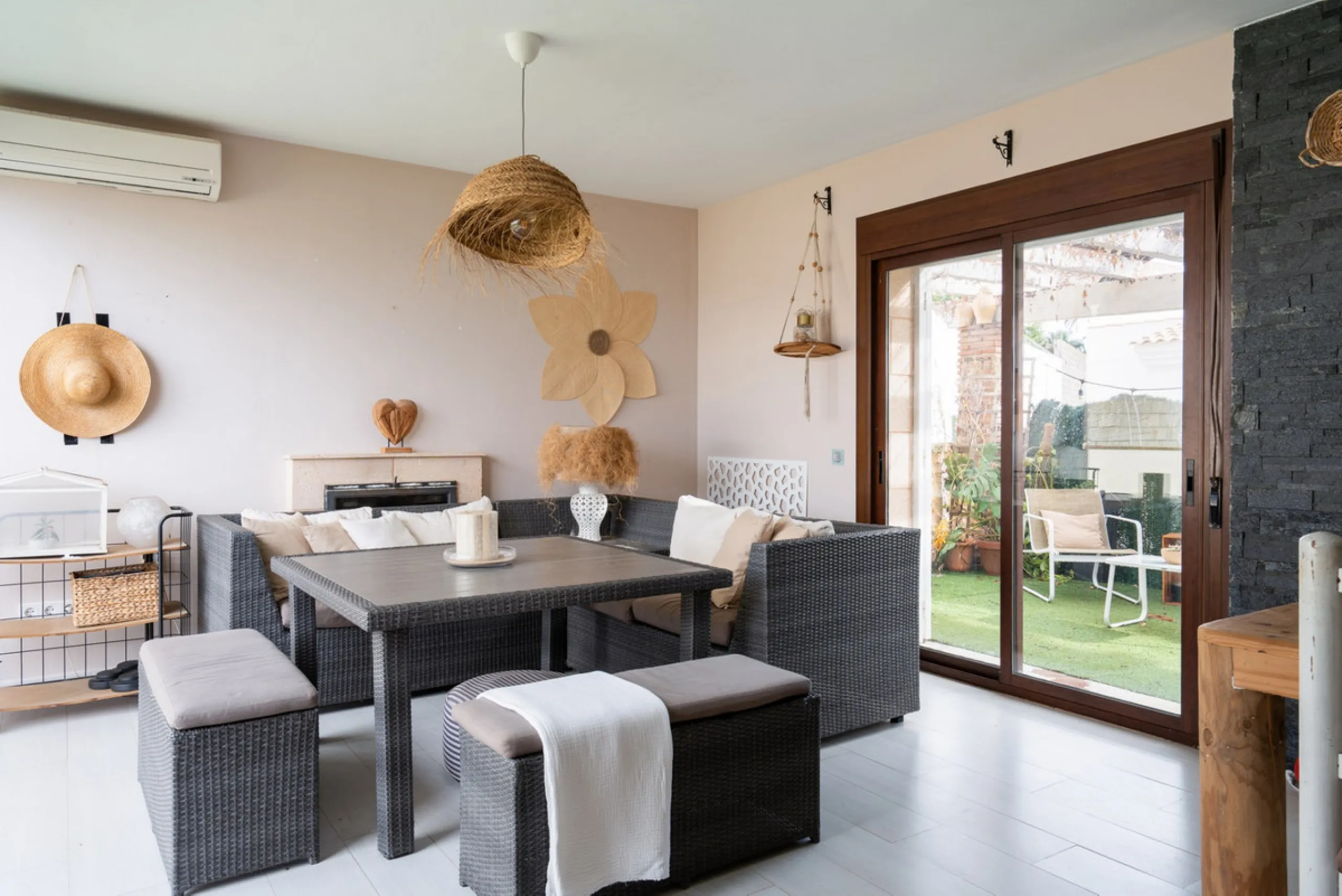 Originally designed as two semi-detached homes, the property offers outstanding adaptability and lends itself effortlessly to a variety of living arrangements — whether as a refined residence for a large family, two families or an elegant multigenerationa