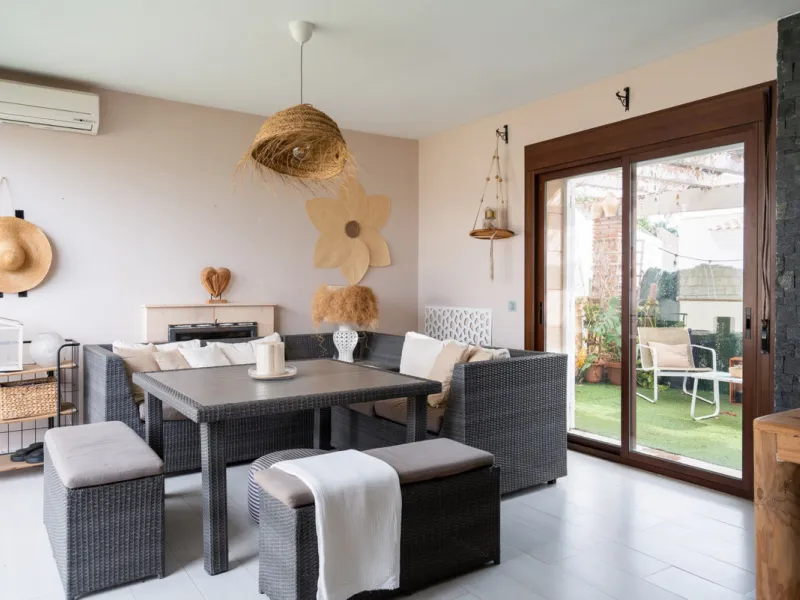 Originally designed as two semi-detached homes, the property offers outstanding adaptability and lends itself effortlessly to a variety of living arrangements — whether as a refined residence for a large family, two families or an elegant multigenerationa