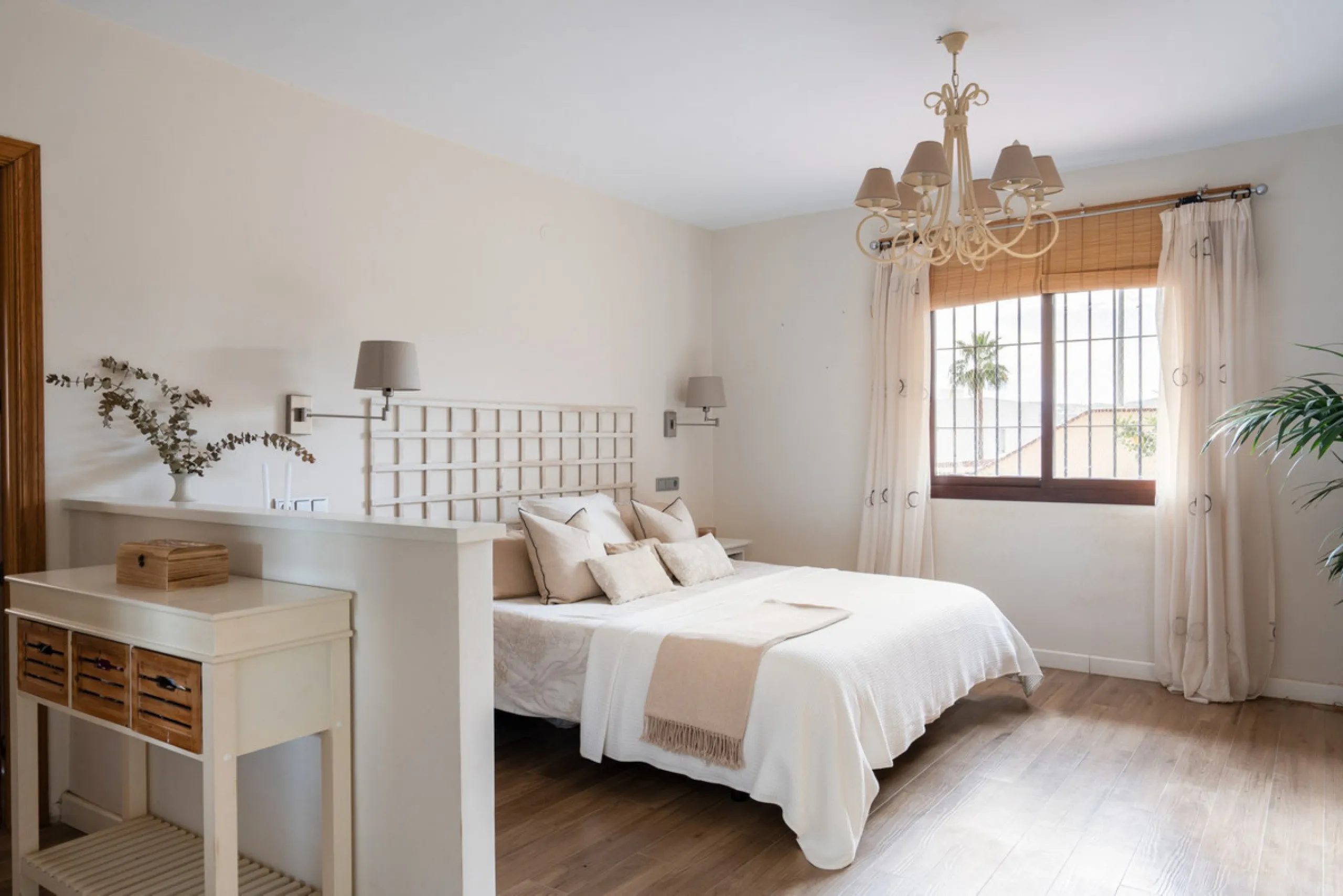 Originally designed as two semi-detached homes, the property offers outstanding adaptability and lends itself effortlessly to a variety of living arrangements — whether as a refined residence for a large family, two families or an elegant multigenerationa