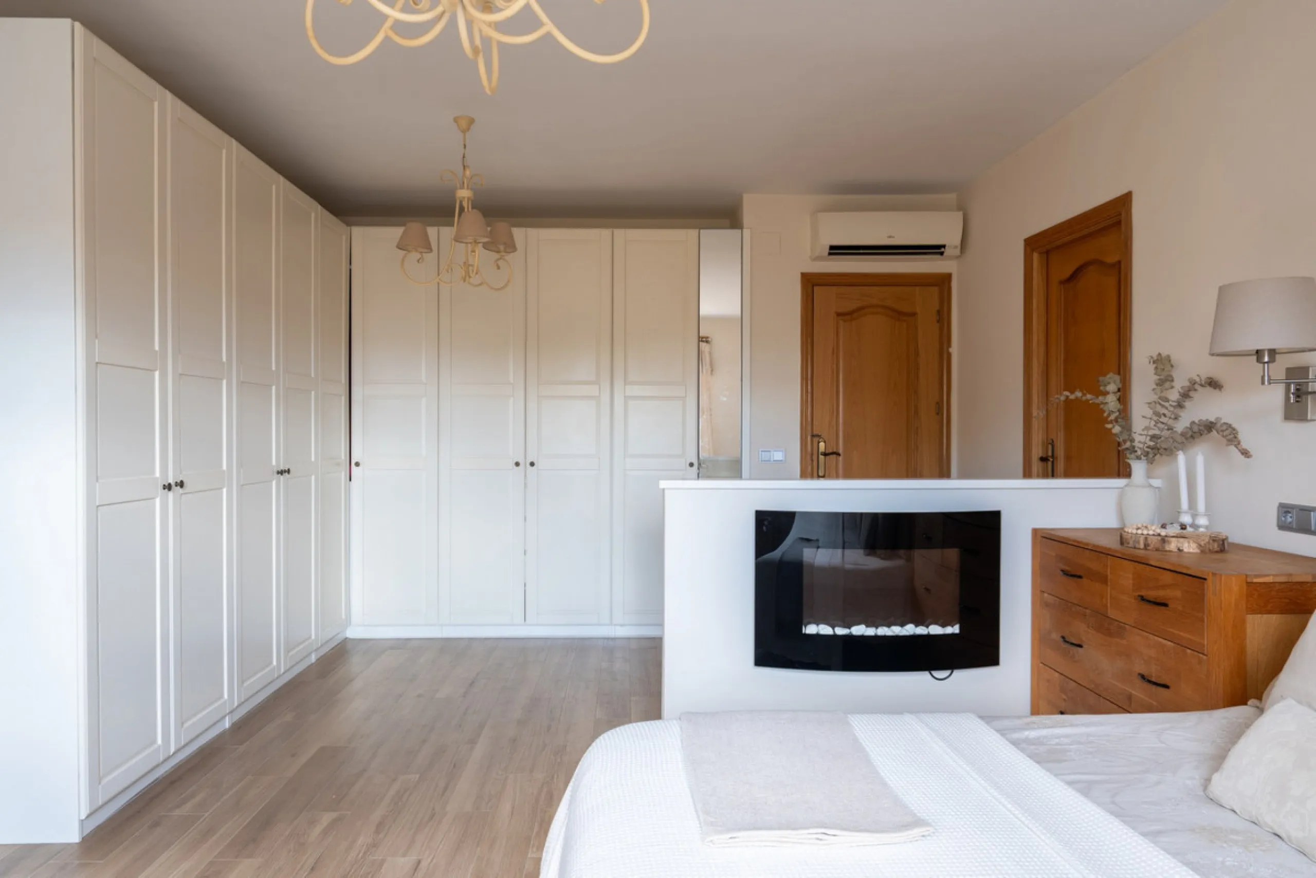 Originally designed as two semi-detached homes, the property offers outstanding adaptability and lends itself effortlessly to a variety of living arrangements — whether as a refined residence for a large family, two families or an elegant multigenerationa